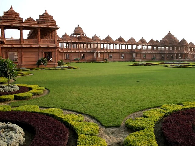 Akshardham Complex Gardens - At the Akshardham (Swaminarayan Akshardham) complex in New Delhi, India there are exibitions of Indian history, traditions and culture, music fountain and large landscaped gardens. - , Akshardham, complex, gardens, garden, places, place, travel, travels, trip, trips, tour, tours, excursion, excursions, Swaminarayan, New, Delhi, India - At the Akshardham (Swaminarayan Akshardham) complex in New Delhi, India there are exibitions of Indian history, traditions and culture, music fountain and large landscaped gardens. Lösen Sie kostenlose Akshardham Complex Gardens Online Puzzle Spiele oder senden Sie Akshardham Complex Gardens Puzzle Spiel Gruß ecards  from puzzles-games.eu.. Akshardham Complex Gardens puzzle, Rätsel, puzzles, Puzzle Spiele, puzzles-games.eu, puzzle games, Online Puzzle Spiele, kostenlose Puzzle Spiele, kostenlose Online Puzzle Spiele, Akshardham Complex Gardens kostenlose Puzzle Spiel, Akshardham Complex Gardens Online Puzzle Spiel, jigsaw puzzles, Akshardham Complex Gardens jigsaw puzzle, jigsaw puzzle games, jigsaw puzzles games, Akshardham Complex Gardens Puzzle Spiel ecard, Puzzles Spiele ecards, Akshardham Complex Gardens Puzzle Spiel Gruß ecards