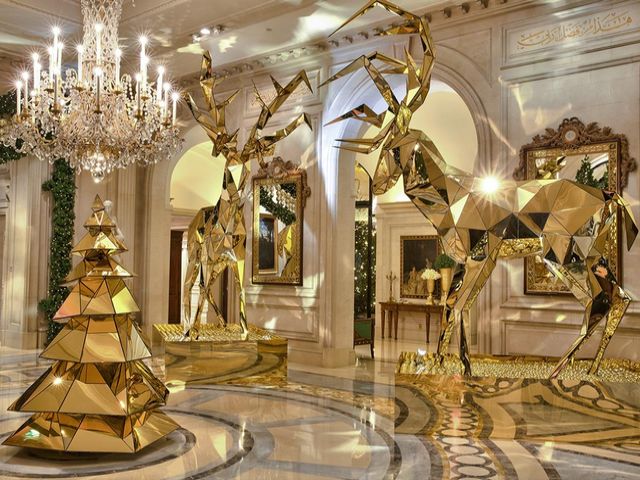 Golden Christmas Decoration at Four Seasons Hotel George V Paris - Luxurious Christmas decoration in the lobby of 'Four Seasons Hotel George V', Paris, with two gigantic 'Golden Reindeers' and a golden Christmas tree, designed by the art director Jeff Leatham, who with his team already 15 years takes care of the hotel's interior decoration and setting the floral arrangements.<br />
For the creation of this beautiful festive installation, Jeff Leatham has worked with Michel Amann of Crystal Group. Each of the reindeers is over 13 feet high and weighs 1,100 lbs, made from over 1,300 pieces golden mirror. - , golden, Christmas, decoration, decorations, Four, Seasons, hotel, hotels, George, Paris, places, place, art, arts, holiday, holidays, luxurious, lobby, gigantic, reindeers, reindeer, tree, trees, director, directors, Jeff, Leatham, team, teams, years, year, interior, floral, arrangements, arrangement, beautiful, festive, installation, installations, Michel, Amann, Crystal, Group, feet, high, pieces, mirror, mirrors - Luxurious Christmas decoration in the lobby of 'Four Seasons Hotel George V', Paris, with two gigantic 'Golden Reindeers' and a golden Christmas tree, designed by the art director Jeff Leatham, who with his team already 15 years takes care of the hotel's interior decoration and setting the floral arrangements.<br />
For the creation of this beautiful festive installation, Jeff Leatham has worked with Michel Amann of Crystal Group. Each of the reindeers is over 13 feet high and weighs 1,100 lbs, made from over 1,300 pieces golden mirror. Resuelve rompecabezas en línea gratis Golden Christmas Decoration at Four Seasons Hotel George V Paris juegos puzzle o enviar Golden Christmas Decoration at Four Seasons Hotel George V Paris juego de puzzle tarjetas electrónicas de felicitación  de puzzles-games.eu.. Golden Christmas Decoration at Four Seasons Hotel George V Paris puzzle, puzzles, rompecabezas juegos, puzzles-games.eu, juegos de puzzle, juegos en línea del rompecabezas, juegos gratis puzzle, juegos en línea gratis rompecabezas, Golden Christmas Decoration at Four Seasons Hotel George V Paris juego de puzzle gratuito, Golden Christmas Decoration at Four Seasons Hotel George V Paris juego de rompecabezas en línea, jigsaw puzzles, Golden Christmas Decoration at Four Seasons Hotel George V Paris jigsaw puzzle, jigsaw puzzle games, jigsaw puzzles games, Golden Christmas Decoration at Four Seasons Hotel George V Paris rompecabezas de juego tarjeta electrónica, juegos de puzzles tarjetas electrónicas, Golden Christmas Decoration at Four Seasons Hotel George V Paris puzzle tarjeta electrónica de felicitación