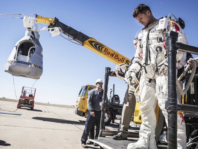 Felix Baumgartner Mission postponed due to Winds - The 43-year-old Austrian daredevil, pilot and extreme athlete Felix Baumgartner (born on 20 April 1969 in Salzburg, Austria), leaves his capsule, when the mission of 'Red Bull Stratos' was postponed due to high winds in Roswell, New Mexico, USA on October 9, 2012. Baumgartner was preparing for five years for this jump from the edge of space, three times the altitude used by jet aircraft, but a small mistake could cause his blood to boil and the explosion of his brain. - , Felix, Baumgartner, mission, missions, postponed, winds, wind, sport, sports, daredevil, daredevils, pilot, pilots, extreme, athlete, athletes, April, 1969, Salzburg, Austria, capsule, capsules, mission, missions, Red, Bull, Stratos, Roswell, New, Mexico, USA, October, 2012, years, year, jump, jumps, edge, edges, space, altitude, jet, jets, aircraft, aircrafts, mistake, mistakes, blood, explosion, explosions, brain, brains - The 43-year-old Austrian daredevil, pilot and extreme athlete Felix Baumgartner (born on 20 April 1969 in Salzburg, Austria), leaves his capsule, when the mission of 'Red Bull Stratos' was postponed due to high winds in Roswell, New Mexico, USA on October 9, 2012. Baumgartner was preparing for five years for this jump from the edge of space, three times the altitude used by jet aircraft, but a small mistake could cause his blood to boil and the explosion of his brain. Resuelve rompecabezas en línea gratis Felix Baumgartner Mission postponed due to Winds juegos puzzle o enviar Felix Baumgartner Mission postponed due to Winds juego de puzzle tarjetas electrónicas de felicitación  de puzzles-games.eu.. Felix Baumgartner Mission postponed due to Winds puzzle, puzzles, rompecabezas juegos, puzzles-games.eu, juegos de puzzle, juegos en línea del rompecabezas, juegos gratis puzzle, juegos en línea gratis rompecabezas, Felix Baumgartner Mission postponed due to Winds juego de puzzle gratuito, Felix Baumgartner Mission postponed due to Winds juego de rompecabezas en línea, jigsaw puzzles, Felix Baumgartner Mission postponed due to Winds jigsaw puzzle, jigsaw puzzle games, jigsaw puzzles games, Felix Baumgartner Mission postponed due to Winds rompecabezas de juego tarjeta electrónica, juegos de puzzles tarjetas electrónicas, Felix Baumgartner Mission postponed due to Winds puzzle tarjeta electrónica de felicitación