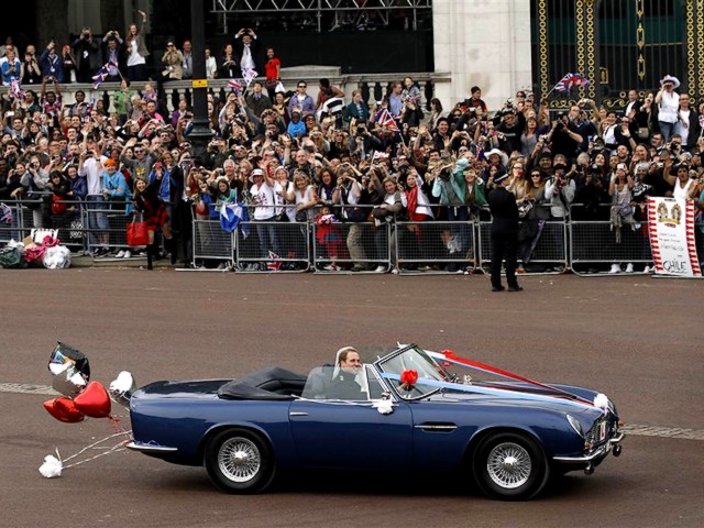 Royal Wedding England Prince William and Catherine in Aston Martin Volante outside Buckingham Palace London - After ceremony of the royal wedding, on April 29, 2011 in London, England, Prince William, Duke of Cambridge and his wife Catherine, Duchess of Cambridge, made a tour outside Buckingham Palace, in an open-top sports car Aston Martin DB6 MKII Volante, a gift from the Queen for 21st birthday of Prince Charles in 1969. - , Royal, wedding, weddings, England, prince, princes, William, Catherine, Aston, Martin, Volante, Buckingham, palace, palaces, London, autos, auto, car, cars, automobiles, automobile, show, shows, celebrities, celebrity, ceremony, ceremonies, event, events, entertainment, entertainments, place, places, travel, travels, tour, tours, April, 2011, England, duke, dukes, Cambridge, wife, wifes, duchess, duchesses, open-top, sports, sport, DB6, MKII, gift, gifts, Queen, queens, birthday, birthdays, Charles, 1969 - After ceremony of the royal wedding, on April 29, 2011 in London, England, Prince William, Duke of Cambridge and his wife Catherine, Duchess of Cambridge, made a tour outside Buckingham Palace, in an open-top sports car Aston Martin DB6 MKII Volante, a gift from the Queen for 21st birthday of Prince Charles in 1969. Lösen Sie kostenlose Royal Wedding England Prince William and Catherine in Aston Martin Volante outside Buckingham Palace London Online Puzzle Spiele oder senden Sie Royal Wedding England Prince William and Catherine in Aston Martin Volante outside Buckingham Palace London Puzzle Spiel Gruß ecards  from puzzles-games.eu.. Royal Wedding England Prince William and Catherine in Aston Martin Volante outside Buckingham Palace London puzzle, Rätsel, puzzles, Puzzle Spiele, puzzles-games.eu, puzzle games, Online Puzzle Spiele, kostenlose Puzzle Spiele, kostenlose Online Puzzle Spiele, Royal Wedding England Prince William and Catherine in Aston Martin Volante outside Buckingham Palace London kostenlose Puzzle Spiel, Royal Wedding England Prince William and Catherine in Aston Martin Volante outside Buckingham Palace London Online Puzzle Spiel, jigsaw puzzles, Royal Wedding England Prince William and Catherine in Aston Martin Volante outside Buckingham Palace London jigsaw puzzle, jigsaw puzzle games, jigsaw puzzles games, Royal Wedding England Prince William and Catherine in Aston Martin Volante outside Buckingham Palace London Puzzle Spiel ecard, Puzzles Spiele ecards, Royal Wedding England Prince William and Catherine in Aston Martin Volante outside Buckingham Palace London Puzzle Spiel Gruß ecards