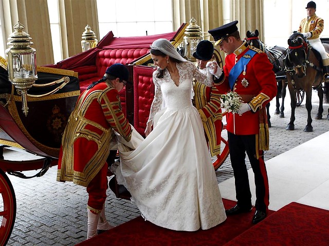 Royal Wedding England Prince William and his Wife alight from the Carriage at Buckingham Palace in London - Newly-weds, Prince William and his wife Catherine, Duchess of Cambridge, alight from the royal carriage 1902 State Landau, after their arrival at  Buckingham Palace, at the day of the wedding ceremony, at Westminster Abbey on April 29, 2011 in London, England. - , Royal, wedding, England, weddings, prince, princes, William, wife, wifes, carriage, carriages, Buckingham, palace, palaces, London, celebrities, celebrity, show, shows, ceremony, ceremonies, event, events, entertainment, entertainments, place, places, travel, travels, tour, tours, newly-weds, Catherine, duchess, duchesses, Cambridge, 1902, State, Landau, arrival, arrivals, day, days, Westminster, abbey, abbeys, April, 2011 - Newly-weds, Prince William and his wife Catherine, Duchess of Cambridge, alight from the royal carriage 1902 State Landau, after their arrival at  Buckingham Palace, at the day of the wedding ceremony, at Westminster Abbey on April 29, 2011 in London, England. Resuelve rompecabezas en línea gratis Royal Wedding England Prince William and his Wife alight from the Carriage at Buckingham Palace in London juegos puzzle o enviar Royal Wedding England Prince William and his Wife alight from the Carriage at Buckingham Palace in London juego de puzzle tarjetas electrónicas de felicitación  de puzzles-games.eu.. Royal Wedding England Prince William and his Wife alight from the Carriage at Buckingham Palace in London puzzle, puzzles, rompecabezas juegos, puzzles-games.eu, juegos de puzzle, juegos en línea del rompecabezas, juegos gratis puzzle, juegos en línea gratis rompecabezas, Royal Wedding England Prince William and his Wife alight from the Carriage at Buckingham Palace in London juego de puzzle gratuito, Royal Wedding England Prince William and his Wife alight from the Carriage at Buckingham Palace in London juego de rompecabezas en línea, jigsaw puzzles, Royal Wedding England Prince William and his Wife alight from the Carriage at Buckingham Palace in London jigsaw puzzle, jigsaw puzzle games, jigsaw puzzles games, Royal Wedding England Prince William and his Wife alight from the Carriage at Buckingham Palace in London rompecabezas de juego tarjeta electrónica, juegos de puzzles tarjetas electrónicas, Royal Wedding England Prince William and his Wife alight from the Carriage at Buckingham Palace in London puzzle tarjeta electrónica de felicitación