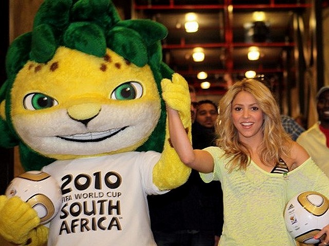World Cup 2010 Champion Shakira with Zakumi - Shakira with the mascot Zakumi before the FIFA World Cup 2010 Champion Final at the Soccer City stadium in Johannesburg, South Africa (July 11, 2010). - , World, Cup, 2010, Champion, Shakira, Zakumi, celebrities, celebrity, sport, sports, tournament, tournaments, performance, performances, mascot, mascots, FIFA, Final, finals, Soccer, City, stadium, stadiums, Johannesburg, South, Africa - Shakira with the mascot Zakumi before the FIFA World Cup 2010 Champion Final at the Soccer City stadium in Johannesburg, South Africa (July 11, 2010). Lösen Sie kostenlose World Cup 2010 Champion Shakira with Zakumi Online Puzzle Spiele oder senden Sie World Cup 2010 Champion Shakira with Zakumi Puzzle Spiel Gruß ecards  from puzzles-games.eu.. World Cup 2010 Champion Shakira with Zakumi puzzle, Rätsel, puzzles, Puzzle Spiele, puzzles-games.eu, puzzle games, Online Puzzle Spiele, kostenlose Puzzle Spiele, kostenlose Online Puzzle Spiele, World Cup 2010 Champion Shakira with Zakumi kostenlose Puzzle Spiel, World Cup 2010 Champion Shakira with Zakumi Online Puzzle Spiel, jigsaw puzzles, World Cup 2010 Champion Shakira with Zakumi jigsaw puzzle, jigsaw puzzle games, jigsaw puzzles games, World Cup 2010 Champion Shakira with Zakumi Puzzle Spiel ecard, Puzzles Spiele ecards, World Cup 2010 Champion Shakira with Zakumi Puzzle Spiel Gruß ecards