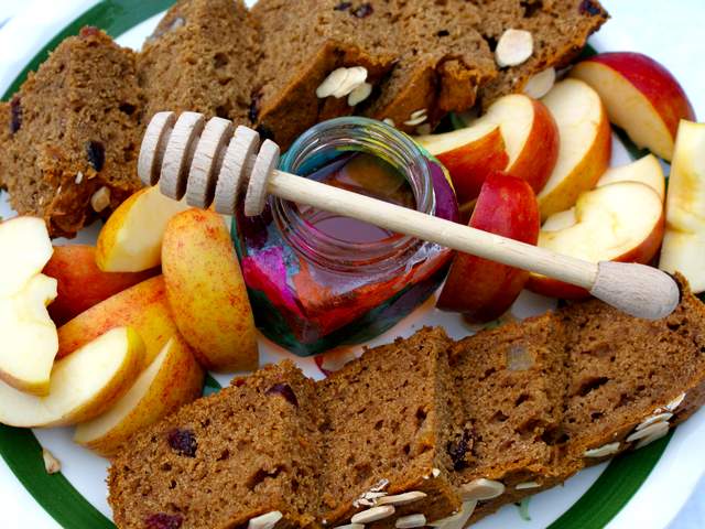 Honey Cake for Rosh Hashanah Jewish New Year - A honey cake with apples dipped in honey, symbolic sweet foods for Rosh Hashanah, the Jewish New Year. Due to the differences between the Hebrew calendar and Gregorian calendar, the Jewish New Year 5773 comes on September 17, 2012. - , honey, cake, cakes, Rosh, Hashanah, Jewish, New, Year, years, food, foods, holiday, holidays, feast, feasts, party, parties, festivity, festivities, celebration, celebrations, seasons, season, apples, apple, honey, symbolic, sweet, differences, difference, Hebrew, calendar, calendars, Gregorian, 5773, September, 2012 - A honey cake with apples dipped in honey, symbolic sweet foods for Rosh Hashanah, the Jewish New Year. Due to the differences between the Hebrew calendar and Gregorian calendar, the Jewish New Year 5773 comes on September 17, 2012. Решайте бесплатные онлайн Honey Cake for Rosh Hashanah Jewish New Year пазлы игры или отправьте Honey Cake for Rosh Hashanah Jewish New Year пазл игру приветственную открытку  из puzzles-games.eu.. Honey Cake for Rosh Hashanah Jewish New Year пазл, пазлы, пазлы игры, puzzles-games.eu, пазл игры, онлайн пазл игры, игры пазлы бесплатно, бесплатно онлайн пазл игры, Honey Cake for Rosh Hashanah Jewish New Year бесплатно пазл игра, Honey Cake for Rosh Hashanah Jewish New Year онлайн пазл игра , jigsaw puzzles, Honey Cake for Rosh Hashanah Jewish New Year jigsaw puzzle, jigsaw puzzle games, jigsaw puzzles games, Honey Cake for Rosh Hashanah Jewish New Year пазл игра открытка, пазлы игры открытки, Honey Cake for Rosh Hashanah Jewish New Year пазл игра приветственная открытка