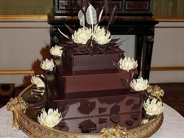 Royal Wedding Chocolate Biscuit Cake by McVities in Buckingham Palace London England - The groom's chocolate biscuit cake, specially made by 'McVitie's Cake Company' on Prince William's request,  for the wedding reception in Buckingham Palace, London, England, at the afternoon on April 29, 2011, according to an old recipe of the Royal Family from 17,000 Rich Tea biscuits and 17 kg of chocolate. - , Royal, wedding, weddings, chocolate, biscuit, biscuits, cake, cakes, McVities, Buckingham, palace, palaces, London, England, food, foods, celebrities, celebrity, show, shows, ceremony, ceremonies, event, events, entertainment, entertainments, place, places, travel, travels, tour, tours, groom, grooms, company, companies, prince, princes, William, request, requests, reception, receptions, afternoon, afternoons, April, 2011, old, recipe, recipes, family, families, Rich, Tea, chocolate, chocolates - The groom's chocolate biscuit cake, specially made by 'McVitie's Cake Company' on Prince William's request,  for the wedding reception in Buckingham Palace, London, England, at the afternoon on April 29, 2011, according to an old recipe of the Royal Family from 17,000 Rich Tea biscuits and 17 kg of chocolate. Resuelve rompecabezas en línea gratis Royal Wedding Chocolate Biscuit Cake by McVities in Buckingham Palace London England juegos puzzle o enviar Royal Wedding Chocolate Biscuit Cake by McVities in Buckingham Palace London England juego de puzzle tarjetas electrónicas de felicitación  de puzzles-games.eu.. Royal Wedding Chocolate Biscuit Cake by McVities in Buckingham Palace London England puzzle, puzzles, rompecabezas juegos, puzzles-games.eu, juegos de puzzle, juegos en línea del rompecabezas, juegos gratis puzzle, juegos en línea gratis rompecabezas, Royal Wedding Chocolate Biscuit Cake by McVities in Buckingham Palace London England juego de puzzle gratuito, Royal Wedding Chocolate Biscuit Cake by McVities in Buckingham Palace London England juego de rompecabezas en línea, jigsaw puzzles, Royal Wedding Chocolate Biscuit Cake by McVities in Buckingham Palace London England jigsaw puzzle, jigsaw puzzle games, jigsaw puzzles games, Royal Wedding Chocolate Biscuit Cake by McVities in Buckingham Palace London England rompecabezas de juego tarjeta electrónica, juegos de puzzles tarjetas electrónicas, Royal Wedding Chocolate Biscuit Cake by McVities in Buckingham Palace London England puzzle tarjeta electrónica de felicitación