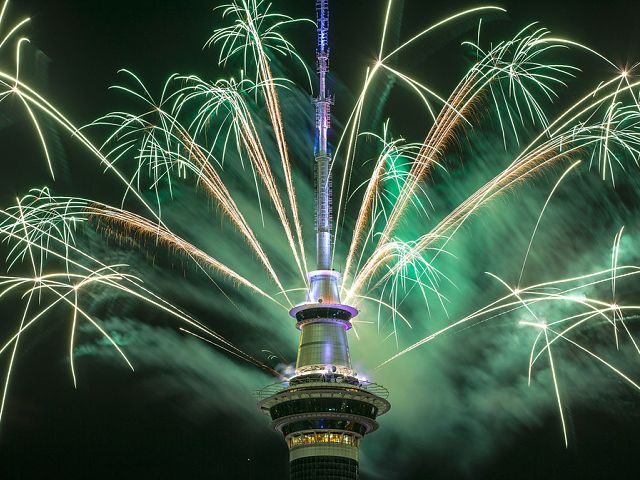 Fireworks from Sky Tower in Auckland New Zealand - Fireworks explode from the top of the iconic Sky Tower and illuminate the sky in Auckland, New Zealand, the first big city where was welcomed the New Year. - , fireworks, firework, sky, tower, towers, Auckland, New, Zealand, show, shows, holiday, holidays, top, iconic, city, cities - Fireworks explode from the top of the iconic Sky Tower and illuminate the sky in Auckland, New Zealand, the first big city where was welcomed the New Year. Resuelve rompecabezas en línea gratis Fireworks from Sky Tower in Auckland New Zealand juegos puzzle o enviar Fireworks from Sky Tower in Auckland New Zealand juego de puzzle tarjetas electrónicas de felicitación  de puzzles-games.eu.. Fireworks from Sky Tower in Auckland New Zealand puzzle, puzzles, rompecabezas juegos, puzzles-games.eu, juegos de puzzle, juegos en línea del rompecabezas, juegos gratis puzzle, juegos en línea gratis rompecabezas, Fireworks from Sky Tower in Auckland New Zealand juego de puzzle gratuito, Fireworks from Sky Tower in Auckland New Zealand juego de rompecabezas en línea, jigsaw puzzles, Fireworks from Sky Tower in Auckland New Zealand jigsaw puzzle, jigsaw puzzle games, jigsaw puzzles games, Fireworks from Sky Tower in Auckland New Zealand rompecabezas de juego tarjeta electrónica, juegos de puzzles tarjetas electrónicas, Fireworks from Sky Tower in Auckland New Zealand puzzle tarjeta electrónica de felicitación