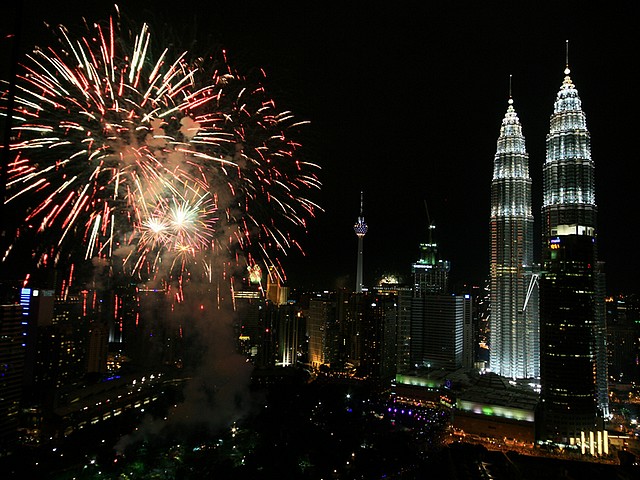 Fireworks in Kuala Lumpur Malaysia - Fireworks near the Petronas Twin Towers during the New Year celebrations in Kuala Lumpur, Malaysia (Jan 1, 2011). - , fireworks, firework, Kuala, Lumpur, Malaysia, show, shows, holidays, holiday, festival, festivals, celebrations, celebration, Petronas, Twin, Towers, tower, New, Year, 2011 - Fireworks near the Petronas Twin Towers during the New Year celebrations in Kuala Lumpur, Malaysia (Jan 1, 2011). Lösen Sie kostenlose Fireworks in Kuala Lumpur Malaysia Online Puzzle Spiele oder senden Sie Fireworks in Kuala Lumpur Malaysia Puzzle Spiel Gruß ecards  from puzzles-games.eu.. Fireworks in Kuala Lumpur Malaysia puzzle, Rätsel, puzzles, Puzzle Spiele, puzzles-games.eu, puzzle games, Online Puzzle Spiele, kostenlose Puzzle Spiele, kostenlose Online Puzzle Spiele, Fireworks in Kuala Lumpur Malaysia kostenlose Puzzle Spiel, Fireworks in Kuala Lumpur Malaysia Online Puzzle Spiel, jigsaw puzzles, Fireworks in Kuala Lumpur Malaysia jigsaw puzzle, jigsaw puzzle games, jigsaw puzzles games, Fireworks in Kuala Lumpur Malaysia Puzzle Spiel ecard, Puzzles Spiele ecards, Fireworks in Kuala Lumpur Malaysia Puzzle Spiel Gruß ecards