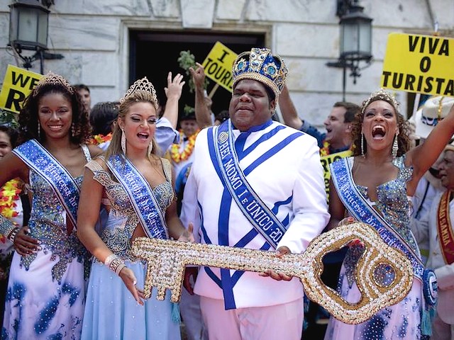 Rio Carnival Brazil 2011 King Momo Milton Rodrigues - Milton Rodrigues, dressed as King Momo, in presence of the queen and two princesses, holds up the key of the city during the opening ceremony of the annual carnival in Rio de Janeiro, Brazil (March 4, 2011). - , Rio, carnival, carnivals, Brazil, 2011, king, kings, Momo, Milton, Rodrigues, show, shows, place, places, celebrations, celebration, festival, festivals, feast, amusement, amusements, holidays, holiday, places, place, travel, travels, tour, tours, trips, trip, queen, queens, princesses, princess, key, keys, city, cities, opening, ceremony, ceremonies, annual, Janeiro, March - Milton Rodrigues, dressed as King Momo, in presence of the queen and two princesses, holds up the key of the city during the opening ceremony of the annual carnival in Rio de Janeiro, Brazil (March 4, 2011). Resuelve rompecabezas en línea gratis Rio Carnival Brazil 2011 King Momo Milton Rodrigues juegos puzzle o enviar Rio Carnival Brazil 2011 King Momo Milton Rodrigues juego de puzzle tarjetas electrónicas de felicitación  de puzzles-games.eu.. Rio Carnival Brazil 2011 King Momo Milton Rodrigues puzzle, puzzles, rompecabezas juegos, puzzles-games.eu, juegos de puzzle, juegos en línea del rompecabezas, juegos gratis puzzle, juegos en línea gratis rompecabezas, Rio Carnival Brazil 2011 King Momo Milton Rodrigues juego de puzzle gratuito, Rio Carnival Brazil 2011 King Momo Milton Rodrigues juego de rompecabezas en línea, jigsaw puzzles, Rio Carnival Brazil 2011 King Momo Milton Rodrigues jigsaw puzzle, jigsaw puzzle games, jigsaw puzzles games, Rio Carnival Brazil 2011 King Momo Milton Rodrigues rompecabezas de juego tarjeta electrónica, juegos de puzzles tarjetas electrónicas, Rio Carnival Brazil 2011 King Momo Milton Rodrigues puzzle tarjeta electrónica de felicitación