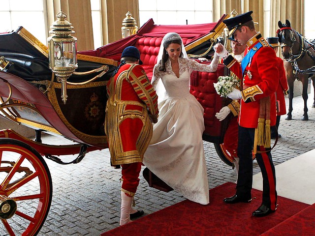 Royal Wedding England Prince William helps Catherine to get down from the Carriage at Buckingham Palace in London - Prince William helps to his wife Catherine, Duchess of Cambridge, to get down from the royal carriage 1902 State Landau, after their arrival at  Buckingham Palace, at the day of the wedding ceremony, at Westminster Abbey on April 29, 2011 in London, England. - , Royal, wedding, weddings, England, prince, princes, William, Catherine, carriage, carriages, Buckingham, palace, palaces, London, show, shows, celebrities, celebrity, ceremony, ceremonies, event, events, entertainment, entertainments, place, places, travel, travels, tour, tours, wife, wifes, duchess, duchesses, Cambridge, 1902, State, Landau, arrival, arrivals, day, days, Westminster, abbey, abbeys, April, 2011 - Prince William helps to his wife Catherine, Duchess of Cambridge, to get down from the royal carriage 1902 State Landau, after their arrival at  Buckingham Palace, at the day of the wedding ceremony, at Westminster Abbey on April 29, 2011 in London, England. Resuelve rompecabezas en línea gratis Royal Wedding England Prince William helps Catherine to get down from the Carriage at Buckingham Palace in London juegos puzzle o enviar Royal Wedding England Prince William helps Catherine to get down from the Carriage at Buckingham Palace in London juego de puzzle tarjetas electrónicas de felicitación  de puzzles-games.eu.. Royal Wedding England Prince William helps Catherine to get down from the Carriage at Buckingham Palace in London puzzle, puzzles, rompecabezas juegos, puzzles-games.eu, juegos de puzzle, juegos en línea del rompecabezas, juegos gratis puzzle, juegos en línea gratis rompecabezas, Royal Wedding England Prince William helps Catherine to get down from the Carriage at Buckingham Palace in London juego de puzzle gratuito, Royal Wedding England Prince William helps Catherine to get down from the Carriage at Buckingham Palace in London juego de rompecabezas en línea, jigsaw puzzles, Royal Wedding England Prince William helps Catherine to get down from the Carriage at Buckingham Palace in London jigsaw puzzle, jigsaw puzzle games, jigsaw puzzles games, Royal Wedding England Prince William helps Catherine to get down from the Carriage at Buckingham Palace in London rompecabezas de juego tarjeta electrónica, juegos de puzzles tarjetas electrónicas, Royal Wedding England Prince William helps Catherine to get down from the Carriage at Buckingham Palace in London puzzle tarjeta electrónica de felicitación