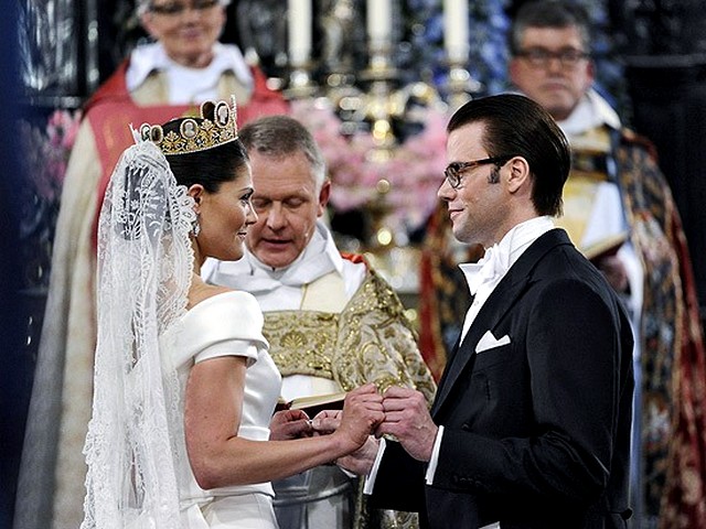 Royal Wedding Sweeden Rings exchange - The Crown Princess Victoria and Daniel Westling exchange  rings in front the altar during their Royal Wedding ceremony at Storkyrkan cathedral in Stockholm, Sweeden (June 19, 2010). - , Royal, Wedding, Sweeden, rings, ring, exchange, exchanges, show, shows, ceremony, ceremonies, event, events, celebrity, celebrities, entertainment, entertainments, Crown, Princess, Victoria, Daniel, Westling, altar, altars, Storkyrkan, cathedral, cathedrals, Stockholm - The Crown Princess Victoria and Daniel Westling exchange  rings in front the altar during their Royal Wedding ceremony at Storkyrkan cathedral in Stockholm, Sweeden (June 19, 2010). Lösen Sie kostenlose Royal Wedding Sweeden Rings exchange Online Puzzle Spiele oder senden Sie Royal Wedding Sweeden Rings exchange Puzzle Spiel Gruß ecards  from puzzles-games.eu.. Royal Wedding Sweeden Rings exchange puzzle, Rätsel, puzzles, Puzzle Spiele, puzzles-games.eu, puzzle games, Online Puzzle Spiele, kostenlose Puzzle Spiele, kostenlose Online Puzzle Spiele, Royal Wedding Sweeden Rings exchange kostenlose Puzzle Spiel, Royal Wedding Sweeden Rings exchange Online Puzzle Spiel, jigsaw puzzles, Royal Wedding Sweeden Rings exchange jigsaw puzzle, jigsaw puzzle games, jigsaw puzzles games, Royal Wedding Sweeden Rings exchange Puzzle Spiel ecard, Puzzles Spiele ecards, Royal Wedding Sweeden Rings exchange Puzzle Spiel Gruß ecards