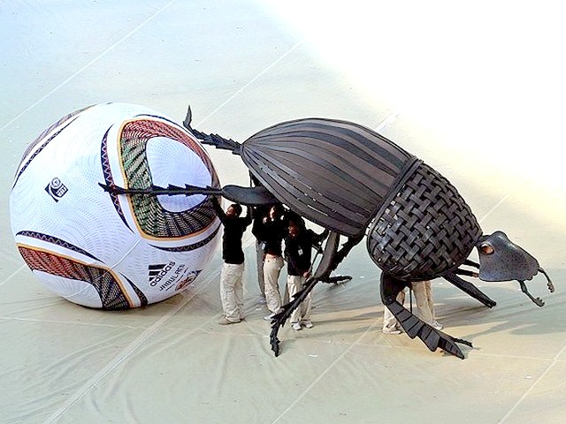 World Cup 2010 a Giant Dung Beetle - The symbol of many African countries, the giant human-powered dung beetle 'kicks' the ball during the Opening Ceremony of the 2010 FIFA World Cup at the Soccer City stadium in Johannesburg (June 11). - , World, Cup, 2010, giant, dung, beetle, beetles, show, shows, performance, performances, sport, sports, tournament, tournaments, qualification, qualifiations, ceremony, ceremonies, match, matches, African, country, countries, ball, balls, Opening, FIFA, Soccer, City, stadium, stadiums, Johannesburg - The symbol of many African countries, the giant human-powered dung beetle 'kicks' the ball during the Opening Ceremony of the 2010 FIFA World Cup at the Soccer City stadium in Johannesburg (June 11). Resuelve rompecabezas en línea gratis World Cup 2010 a Giant Dung Beetle juegos puzzle o enviar World Cup 2010 a Giant Dung Beetle juego de puzzle tarjetas electrónicas de felicitación  de puzzles-games.eu.. World Cup 2010 a Giant Dung Beetle puzzle, puzzles, rompecabezas juegos, puzzles-games.eu, juegos de puzzle, juegos en línea del rompecabezas, juegos gratis puzzle, juegos en línea gratis rompecabezas, World Cup 2010 a Giant Dung Beetle juego de puzzle gratuito, World Cup 2010 a Giant Dung Beetle juego de rompecabezas en línea, jigsaw puzzles, World Cup 2010 a Giant Dung Beetle jigsaw puzzle, jigsaw puzzle games, jigsaw puzzles games, World Cup 2010 a Giant Dung Beetle rompecabezas de juego tarjeta electrónica, juegos de puzzles tarjetas electrónicas, World Cup 2010 a Giant Dung Beetle puzzle tarjeta electrónica de felicitación
