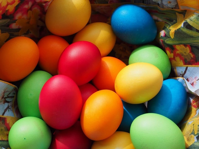 Bulgarian Easter Traditions - The Easter traditions in Bulgaria are a derivatives of the Eastern Orthodox Church rituals. As the Bulgarian name implies 'Velikden' (Great Day), Easter is one of the most significant holidays in the Bulgarian calendar and starting with Palm Sunday, the Holy Week leads up to the Great Day. In tune with worldwide Orthodox traditions, bright red colored eggs and Easter breads known as 'kozunak' are the prominent symbols of Easter in Bulgaria.<br />
In Bulgaria we don’t hide and search for the Easter eggs and we don’t have the Easter bunny compared to many Western countries. Here we color eggs on Thursday or Saturday before the Easter holiday. The first dyed egg should always be red, a symbol of health. - , Bulgarian, Easter, traditions, tradition, holidays, holiday, Eastern, Orthodox, church, rituals, ritual, name, Velikden, significant, calendar, calendars, Palm, Sunday, Holy, Week, Great, Day, tune, worldwide, bright, red, eggs, egg, breads, bread, kozunak, prominent, symbols, symbol, bunny, Western, countries, country, thursday, saturday, symbol, symbols, health - The Easter traditions in Bulgaria are a derivatives of the Eastern Orthodox Church rituals. As the Bulgarian name implies 'Velikden' (Great Day), Easter is one of the most significant holidays in the Bulgarian calendar and starting with Palm Sunday, the Holy Week leads up to the Great Day. In tune with worldwide Orthodox traditions, bright red colored eggs and Easter breads known as 'kozunak' are the prominent symbols of Easter in Bulgaria.<br />
In Bulgaria we don’t hide and search for the Easter eggs and we don’t have the Easter bunny compared to many Western countries. Here we color eggs on Thursday or Saturday before the Easter holiday. The first dyed egg should always be red, a symbol of health. Решайте бесплатные онлайн Bulgarian Easter Traditions пазлы игры или отправьте Bulgarian Easter Traditions пазл игру приветственную открытку  из puzzles-games.eu.. Bulgarian Easter Traditions пазл, пазлы, пазлы игры, puzzles-games.eu, пазл игры, онлайн пазл игры, игры пазлы бесплатно, бесплатно онлайн пазл игры, Bulgarian Easter Traditions бесплатно пазл игра, Bulgarian Easter Traditions онлайн пазл игра , jigsaw puzzles, Bulgarian Easter Traditions jigsaw puzzle, jigsaw puzzle games, jigsaw puzzles games, Bulgarian Easter Traditions пазл игра открытка, пазлы игры открытки, Bulgarian Easter Traditions пазл игра приветственная открытка