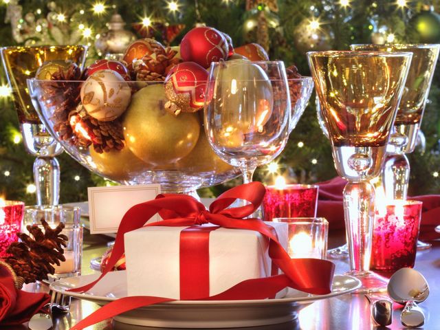 Christmas Dinner Decoration Wallpaper - Beautiful wallpaper depicting an elegant holiday table setting decorated for a fancy Christmas dinner with champagne glasses, candles, fir cones, glittering balls and a red ribbon gift. - , Christmas, dinner, decoration, wallpaper, wallpapers, holiday, holidays, elegant, table, fancy, champagne, glasses, glass, candles, candle, fir, cones, cone, glittering, balls, ball, red, ribbon, gift - Beautiful wallpaper depicting an elegant holiday table setting decorated for a fancy Christmas dinner with champagne glasses, candles, fir cones, glittering balls and a red ribbon gift. Resuelve rompecabezas en línea gratis Christmas Dinner Decoration Wallpaper juegos puzzle o enviar Christmas Dinner Decoration Wallpaper juego de puzzle tarjetas electrónicas de felicitación  de puzzles-games.eu.. Christmas Dinner Decoration Wallpaper puzzle, puzzles, rompecabezas juegos, puzzles-games.eu, juegos de puzzle, juegos en línea del rompecabezas, juegos gratis puzzle, juegos en línea gratis rompecabezas, Christmas Dinner Decoration Wallpaper juego de puzzle gratuito, Christmas Dinner Decoration Wallpaper juego de rompecabezas en línea, jigsaw puzzles, Christmas Dinner Decoration Wallpaper jigsaw puzzle, jigsaw puzzle games, jigsaw puzzles games, Christmas Dinner Decoration Wallpaper rompecabezas de juego tarjeta electrónica, juegos de puzzles tarjetas electrónicas, Christmas Dinner Decoration Wallpaper puzzle tarjeta electrónica de felicitación