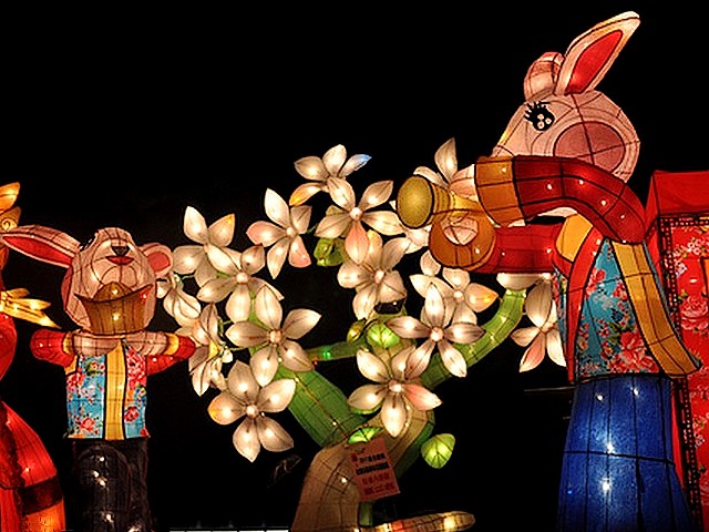 Lantern Festival Rabbits and Cherry Tree in Taipei Taiwan - Lanterns in shape of rabbits and blooming cherry tree, at the night show during the Lantern Festival in Taipei, Taiwan (Feb 14, 2011). - , lantern, lanterns, festival, festivals, rabbits, rabbit, cherry, cherries, tree, trees, Taipei, Taiwan, holidays, holiday, show, shows, celebrations, celebration, places, place, travel, travels, tour, tours, trips, trip, excursion, excursions, shape, shapes, night, nights, 2011 - Lanterns in shape of rabbits and blooming cherry tree, at the night show during the Lantern Festival in Taipei, Taiwan (Feb 14, 2011). Resuelve rompecabezas en línea gratis Lantern Festival Rabbits and Cherry Tree in Taipei Taiwan juegos puzzle o enviar Lantern Festival Rabbits and Cherry Tree in Taipei Taiwan juego de puzzle tarjetas electrónicas de felicitación  de puzzles-games.eu.. Lantern Festival Rabbits and Cherry Tree in Taipei Taiwan puzzle, puzzles, rompecabezas juegos, puzzles-games.eu, juegos de puzzle, juegos en línea del rompecabezas, juegos gratis puzzle, juegos en línea gratis rompecabezas, Lantern Festival Rabbits and Cherry Tree in Taipei Taiwan juego de puzzle gratuito, Lantern Festival Rabbits and Cherry Tree in Taipei Taiwan juego de rompecabezas en línea, jigsaw puzzles, Lantern Festival Rabbits and Cherry Tree in Taipei Taiwan jigsaw puzzle, jigsaw puzzle games, jigsaw puzzles games, Lantern Festival Rabbits and Cherry Tree in Taipei Taiwan rompecabezas de juego tarjeta electrónica, juegos de puzzles tarjetas electrónicas, Lantern Festival Rabbits and Cherry Tree in Taipei Taiwan puzzle tarjeta electrónica de felicitación