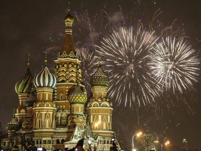 New Year Fireworks Moscow Russia - Fireworks illuminate the sky over the cathedral of St. Basil, during New Year celebrations at Moscow's Red Square, Russia, crowded by hundreds of tourists and Russians. - , New, Year, years, fireworks, firework, Moscow, Russia, holiday, holidays, places, place, sky, skies, cathedral, cathedrals, St., Basil, celebrations, celebration, Red, Square, squares, tourists, tourist, Russians, Russian - Fireworks illuminate the sky over the cathedral of St. Basil, during New Year celebrations at Moscow's Red Square, Russia, crowded by hundreds of tourists and Russians. Решайте бесплатные онлайн New Year Fireworks Moscow Russia пазлы игры или отправьте New Year Fireworks Moscow Russia пазл игру приветственную открытку  из puzzles-games.eu.. New Year Fireworks Moscow Russia пазл, пазлы, пазлы игры, puzzles-games.eu, пазл игры, онлайн пазл игры, игры пазлы бесплатно, бесплатно онлайн пазл игры, New Year Fireworks Moscow Russia бесплатно пазл игра, New Year Fireworks Moscow Russia онлайн пазл игра , jigsaw puzzles, New Year Fireworks Moscow Russia jigsaw puzzle, jigsaw puzzle games, jigsaw puzzles games, New Year Fireworks Moscow Russia пазл игра открытка, пазлы игры открытки, New Year Fireworks Moscow Russia пазл игра приветственная открытка
