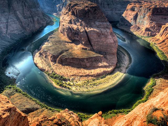 Horseshoe Bend on Colorado River Arizona - Fantastic view from the steep cliff above the 'Horseshoe Bend', an impressive meander with horse-shoe shape, which the emerald-green Colorado river forms in the ancient sandstone of Arizona, while makes a giant 270 degree u-turn around a massive rock. Horseshoe Bend is located in the Southwest America, near the Lake Powell, on the border between Utah and Arizona, at Glen Canyon National Recreation Area, a popular summer destination. - , Horseshoe, horseshoes, Bend, bends, Colorado, river, rivers, Arizona, nature, natures, places, place, travel, travels, tour, tours, trip, trips, fantastic, view, views, steep, cliff, cliffs, impressive, meander, meanders, shape, shapes, emerald, green, ancient, sandstone, sandstones, giant, degree, degrees, turn, turns, massive, rock, rocks, Southwest, America, lake, lakes, Powell, border, borders, Utah, Glen, canyon, canyons, national, recreation, area, areas, popular, summer, destination, destinations - Fantastic view from the steep cliff above the 'Horseshoe Bend', an impressive meander with horse-shoe shape, which the emerald-green Colorado river forms in the ancient sandstone of Arizona, while makes a giant 270 degree u-turn around a massive rock. Horseshoe Bend is located in the Southwest America, near the Lake Powell, on the border between Utah and Arizona, at Glen Canyon National Recreation Area, a popular summer destination. Lösen Sie kostenlose Horseshoe Bend on Colorado River Arizona Online Puzzle Spiele oder senden Sie Horseshoe Bend on Colorado River Arizona Puzzle Spiel Gruß ecards  from puzzles-games.eu.. Horseshoe Bend on Colorado River Arizona puzzle, Rätsel, puzzles, Puzzle Spiele, puzzles-games.eu, puzzle games, Online Puzzle Spiele, kostenlose Puzzle Spiele, kostenlose Online Puzzle Spiele, Horseshoe Bend on Colorado River Arizona kostenlose Puzzle Spiel, Horseshoe Bend on Colorado River Arizona Online Puzzle Spiel, jigsaw puzzles, Horseshoe Bend on Colorado River Arizona jigsaw puzzle, jigsaw puzzle games, jigsaw puzzles games, Horseshoe Bend on Colorado River Arizona Puzzle Spiel ecard, Puzzles Spiele ecards, Horseshoe Bend on Colorado River Arizona Puzzle Spiel Gruß ecards