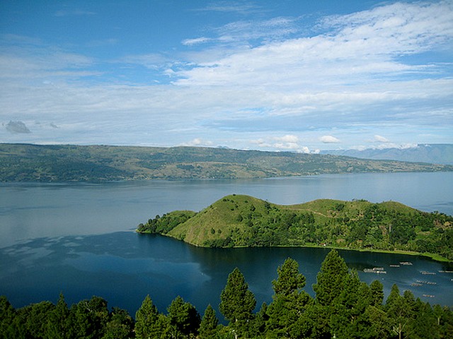Volcano Indonesia Lake Toba North Sumatra - Lake Toba at North Sumatra, Indonesia, is the largest volcanic lake in the world, a supervolcano - 100 km long, 30 km wide and 505 m deep, whose eruption 74,000 years ago induce six years of volcanic winter, which caused environmental changes and extinction of some human species. - , volcano, volcanoes, Indonesia, Lake, Toba, North, Sumatra, nature, natures, largest, volcanic, lakes, world, worlds, supervolcano, long, wide, deep, eruption, eruptions, years, year, winter, winters, environmental, changes, change, extinctions, extinction, human, species, specie - Lake Toba at North Sumatra, Indonesia, is the largest volcanic lake in the world, a supervolcano - 100 km long, 30 km wide and 505 m deep, whose eruption 74,000 years ago induce six years of volcanic winter, which caused environmental changes and extinction of some human species. Resuelve rompecabezas en línea gratis Volcano Indonesia Lake Toba North Sumatra juegos puzzle o enviar Volcano Indonesia Lake Toba North Sumatra juego de puzzle tarjetas electrónicas de felicitación  de puzzles-games.eu.. Volcano Indonesia Lake Toba North Sumatra puzzle, puzzles, rompecabezas juegos, puzzles-games.eu, juegos de puzzle, juegos en línea del rompecabezas, juegos gratis puzzle, juegos en línea gratis rompecabezas, Volcano Indonesia Lake Toba North Sumatra juego de puzzle gratuito, Volcano Indonesia Lake Toba North Sumatra juego de rompecabezas en línea, jigsaw puzzles, Volcano Indonesia Lake Toba North Sumatra jigsaw puzzle, jigsaw puzzle games, jigsaw puzzles games, Volcano Indonesia Lake Toba North Sumatra rompecabezas de juego tarjeta electrónica, juegos de puzzles tarjetas electrónicas, Volcano Indonesia Lake Toba North Sumatra puzzle tarjeta electrónica de felicitación