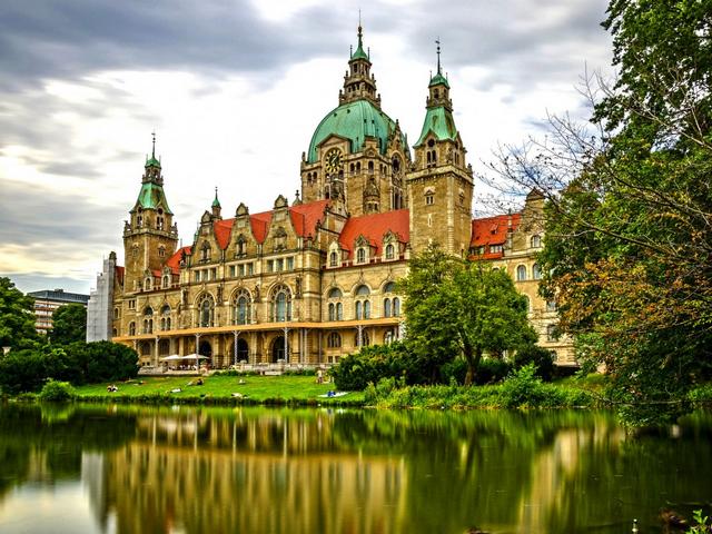 New City Hall in Hannover Germany Puzzle Spiel 