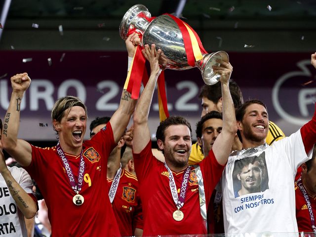 Euro 2012 Final Fernando Torres, Juan Mata and Sergio Ramos with Trophy - Fernando Torres, Juan Mata and Sergio Ramos from Spain's National team with the trophy after the Euro 2012 soccer championship final between Spain and Italy in Kiev, Ukraine (July 1, 2012). Spain won the match with score 4-0 and became the first European team in history with a hat-trick of titles after winning Euro 2008 and the World Cup 2010 - , Euro, 2012, final, finals, Fernando, Torres, Juan, Mata, Sergio, Ramos, trophy, trophies, sport, sports, tournament, tournaments, football, footballs, Spain, National, team, teams, soccer, championship, championships, Italy, Kiev, Ukraine, July, 2012, match, matches, score, scores, European, team, teams, history, histories, hat-trick, titles, title, 2008, World, Cup, 2010 - Fernando Torres, Juan Mata and Sergio Ramos from Spain's National team with the trophy after the Euro 2012 soccer championship final between Spain and Italy in Kiev, Ukraine (July 1, 2012). Spain won the match with score 4-0 and became the first European team in history with a hat-trick of titles after winning Euro 2008 and the World Cup 2010 Lösen Sie kostenlose Euro 2012 Final Fernando Torres, Juan Mata and Sergio Ramos with Trophy Online Puzzle Spiele oder senden Sie Euro 2012 Final Fernando Torres, Juan Mata and Sergio Ramos with Trophy Puzzle Spiel Gruß ecards  from puzzles-games.eu.. Euro 2012 Final Fernando Torres, Juan Mata and Sergio Ramos with Trophy puzzle, Rätsel, puzzles, Puzzle Spiele, puzzles-games.eu, puzzle games, Online Puzzle Spiele, kostenlose Puzzle Spiele, kostenlose Online Puzzle Spiele, Euro 2012 Final Fernando Torres, Juan Mata and Sergio Ramos with Trophy kostenlose Puzzle Spiel, Euro 2012 Final Fernando Torres, Juan Mata and Sergio Ramos with Trophy Online Puzzle Spiel, jigsaw puzzles, Euro 2012 Final Fernando Torres, Juan Mata and Sergio Ramos with Trophy jigsaw puzzle, jigsaw puzzle games, jigsaw puzzles games, Euro 2012 Final Fernando Torres, Juan Mata and Sergio Ramos with Trophy Puzzle Spiel ecard, Puzzles Spiele ecards, Euro 2012 Final Fernando Torres, Juan Mata and Sergio Ramos with Trophy Puzzle Spiel Gruß ecards