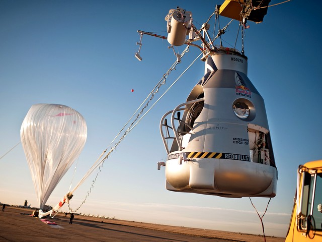 Red Bull Stratos Capsule pulled by Helium Balloon - The 'Red Bull Stratos' pressurized capsule, pulled by a huge 55-story ultra-thin helium balloon, which were used by the 43-year-old Austrian pilot and athlete Felix Baumgartner, known as 'Fearless Felix', to rise high above the Earth on October 14, 2012, when he set a world record for skydiving in the stratosphere from 39 kilometres (24 miles) and broke the sound barrier, reaching speed of 1,342 kilometres per hour (834 mph). - , Red, Bull, Stratos, capsule, capsules, pulled, helium, balloon, balloons, sport, sports, pressurized, huge, ultra, thin, Austrian, pilot, pilots, athlete, athletes, Felix, Baumgartner, fearless, Earth, October, 2012, world, record, records, skydiving, stratosphere, kilometres, kilometre, km, miles, mile, mi, sound, barrier, barriers, speed, speeds, hour, hours - The 'Red Bull Stratos' pressurized capsule, pulled by a huge 55-story ultra-thin helium balloon, which were used by the 43-year-old Austrian pilot and athlete Felix Baumgartner, known as 'Fearless Felix', to rise high above the Earth on October 14, 2012, when he set a world record for skydiving in the stratosphere from 39 kilometres (24 miles) and broke the sound barrier, reaching speed of 1,342 kilometres per hour (834 mph). Resuelve rompecabezas en línea gratis Red Bull Stratos Capsule pulled by Helium Balloon juegos puzzle o enviar Red Bull Stratos Capsule pulled by Helium Balloon juego de puzzle tarjetas electrónicas de felicitación  de puzzles-games.eu.. Red Bull Stratos Capsule pulled by Helium Balloon puzzle, puzzles, rompecabezas juegos, puzzles-games.eu, juegos de puzzle, juegos en línea del rompecabezas, juegos gratis puzzle, juegos en línea gratis rompecabezas, Red Bull Stratos Capsule pulled by Helium Balloon juego de puzzle gratuito, Red Bull Stratos Capsule pulled by Helium Balloon juego de rompecabezas en línea, jigsaw puzzles, Red Bull Stratos Capsule pulled by Helium Balloon jigsaw puzzle, jigsaw puzzle games, jigsaw puzzles games, Red Bull Stratos Capsule pulled by Helium Balloon rompecabezas de juego tarjeta electrónica, juegos de puzzles tarjetas electrónicas, Red Bull Stratos Capsule pulled by Helium Balloon puzzle tarjeta electrónica de felicitación