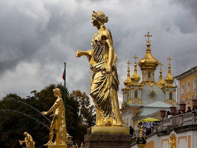 Statue of Juno in Grand Cascade Peterhof Russia пазл игру 