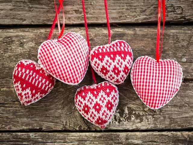 Valentines Day Cute Hearts Wallpaper - Love wallpaper with red and white cute hearts, handmade toys of cloth and art knit on wooden background for Valentine's Day decoration. - , Valentines, Day, cute, hearts, heart, wallpaper, wallpapers, art, arts, love, red, white, handmade, toys, toy, knit, cute, wooden, background, backgrounds, decoration, decorations - Love wallpaper with red and white cute hearts, handmade toys of cloth and art knit on wooden background for Valentine's Day decoration. Resuelve rompecabezas en línea gratis Valentines Day Cute Hearts Wallpaper juegos puzzle o enviar Valentines Day Cute Hearts Wallpaper juego de puzzle tarjetas electrónicas de felicitación  de puzzles-games.eu.. Valentines Day Cute Hearts Wallpaper puzzle, puzzles, rompecabezas juegos, puzzles-games.eu, juegos de puzzle, juegos en línea del rompecabezas, juegos gratis puzzle, juegos en línea gratis rompecabezas, Valentines Day Cute Hearts Wallpaper juego de puzzle gratuito, Valentines Day Cute Hearts Wallpaper juego de rompecabezas en línea, jigsaw puzzles, Valentines Day Cute Hearts Wallpaper jigsaw puzzle, jigsaw puzzle games, jigsaw puzzles games, Valentines Day Cute Hearts Wallpaper rompecabezas de juego tarjeta electrónica, juegos de puzzles tarjetas electrónicas, Valentines Day Cute Hearts Wallpaper puzzle tarjeta electrónica de felicitación