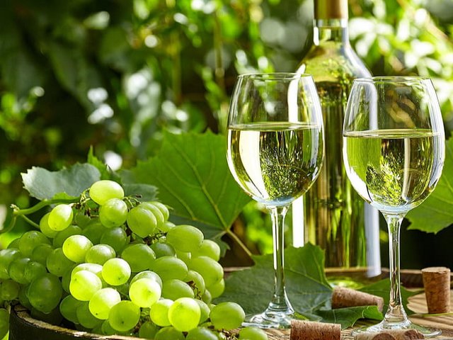 White Wine and Grapes Wallpaper puzzle game 
