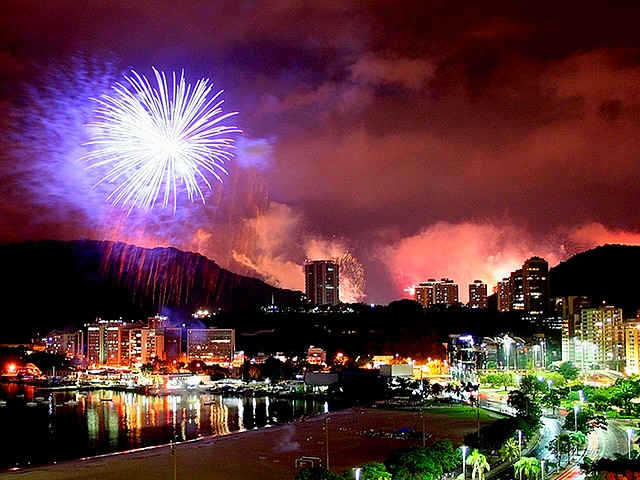 Fireworks in the Sky over Rio Brazil - Fireworks in the sky over Rio de Janeiro during celebrations of the New Year in Brazil (2011). - , fireworks, firework, sky, skies, Rio, Brazil, show, shows, holidays, holiday, festival, festivals, celebrations, celebration, deJaneiro, New, Year, 2011 - Fireworks in the sky over Rio de Janeiro during celebrations of the New Year in Brazil (2011). Lösen Sie kostenlose Fireworks in the Sky over Rio Brazil Online Puzzle Spiele oder senden Sie Fireworks in the Sky over Rio Brazil Puzzle Spiel Gruß ecards  from puzzles-games.eu.. Fireworks in the Sky over Rio Brazil puzzle, Rätsel, puzzles, Puzzle Spiele, puzzles-games.eu, puzzle games, Online Puzzle Spiele, kostenlose Puzzle Spiele, kostenlose Online Puzzle Spiele, Fireworks in the Sky over Rio Brazil kostenlose Puzzle Spiel, Fireworks in the Sky over Rio Brazil Online Puzzle Spiel, jigsaw puzzles, Fireworks in the Sky over Rio Brazil jigsaw puzzle, jigsaw puzzle games, jigsaw puzzles games, Fireworks in the Sky over Rio Brazil Puzzle Spiel ecard, Puzzles Spiele ecards, Fireworks in the Sky over Rio Brazil Puzzle Spiel Gruß ecards
