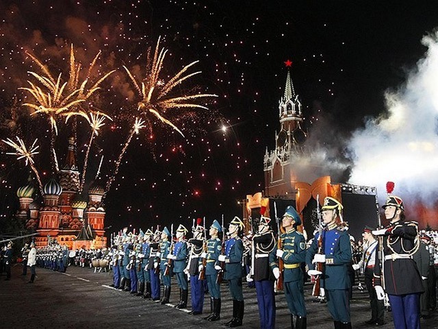 Military Music Festival in Moskow - Fireworks shine on the Red Square during the International  Military Music Festival 'Spasskaya Tower' in Moskow (September 2009). - , Military, Music, Festival, festivals, Moskow, show, shows, fest, fests, parade, parades, performance, performances, Red, Square, Spasskaya, Tower - Fireworks shine on the Red Square during the International  Military Music Festival 'Spasskaya Tower' in Moskow (September 2009). Подреждайте безплатни онлайн Military Music Festival in Moskow пъзел игри или изпратете Military Music Festival in Moskow пъзел игра поздравителна картичка  от puzzles-games.eu.. Military Music Festival in Moskow пъзел, пъзели, пъзели игри, puzzles-games.eu, пъзел игри, online пъзел игри, free пъзел игри, free online пъзел игри, Military Music Festival in Moskow free пъзел игра, Military Music Festival in Moskow online пъзел игра, jigsaw puzzles, Military Music Festival in Moskow jigsaw puzzle, jigsaw puzzle games, jigsaw puzzles games, Military Music Festival in Moskow пъзел игра картичка, пъзели игри картички, Military Music Festival in Moskow пъзел игра поздравителна картичка