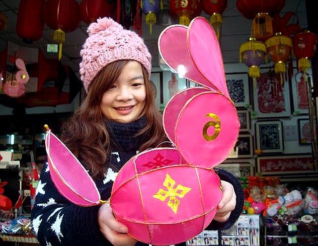 Chinese New Year in Suzhou Jiangsu East China - A girl with a lantern shaped as rabbit during celebrations of the Chinese New Year, on the street in Suzhou, a cultural and historical city world known with its elegant gardens, in Jiangsu province, East China (Jan 25, 2011). - , Chinese, New, Year, years, Suzhou, Jiangsu, East, China, holidays, holiday, festival, festivals, celebrations, celebration, places, place, holidays, holiday, travel, travels, tour, tours, trips, trip, excursion, excursions, girl, girls, lantern, lanterns, rabbit, rabbits, street, streets, cultural, historical, city, cities, elegant, gardens, garden, province, provinces - A girl with a lantern shaped as rabbit during celebrations of the Chinese New Year, on the street in Suzhou, a cultural and historical city world known with its elegant gardens, in Jiangsu province, East China (Jan 25, 2011). Resuelve rompecabezas en línea gratis Chinese New Year in Suzhou Jiangsu East China juegos puzzle o enviar Chinese New Year in Suzhou Jiangsu East China juego de puzzle tarjetas electrónicas de felicitación  de puzzles-games.eu.. Chinese New Year in Suzhou Jiangsu East China puzzle, puzzles, rompecabezas juegos, puzzles-games.eu, juegos de puzzle, juegos en línea del rompecabezas, juegos gratis puzzle, juegos en línea gratis rompecabezas, Chinese New Year in Suzhou Jiangsu East China juego de puzzle gratuito, Chinese New Year in Suzhou Jiangsu East China juego de rompecabezas en línea, jigsaw puzzles, Chinese New Year in Suzhou Jiangsu East China jigsaw puzzle, jigsaw puzzle games, jigsaw puzzles games, Chinese New Year in Suzhou Jiangsu East China rompecabezas de juego tarjeta electrónica, juegos de puzzles tarjetas electrónicas, Chinese New Year in Suzhou Jiangsu East China puzzle tarjeta electrónica de felicitación
