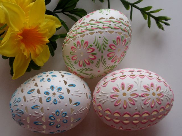 Easter Madeira Eggs - Madeira Eggs are traditional Slavic Easter eggs, mostly used in the Czech Republic, Poland, Slovenia and Lithuania. These unique Easter eggs are made from natural white eggs of ducks, decorated with motives inspired by 'Madeira lace', through drilling of holes with a manual drill, which form patterns of flowers and unrepeatable delicate laces, decorated by traditional wax technique and coloured wax. - , Easter, Madeira, eggs, egg, holidays, holiday, traditional, Slavic, Czech, Republic, Poland, Slovenia, Lithuania, unique, natural, white, ducks, duck, motives, motif, lace, laces, holes, hole, manual, drill, drills, patterns, pattern, flowers, flower, unrepeatable, delicate, traditional, wax, technique, techniques, coloured - Madeira Eggs are traditional Slavic Easter eggs, mostly used in the Czech Republic, Poland, Slovenia and Lithuania. These unique Easter eggs are made from natural white eggs of ducks, decorated with motives inspired by 'Madeira lace', through drilling of holes with a manual drill, which form patterns of flowers and unrepeatable delicate laces, decorated by traditional wax technique and coloured wax. Подреждайте безплатни онлайн Easter Madeira Eggs пъзел игри или изпратете Easter Madeira Eggs пъзел игра поздравителна картичка  от puzzles-games.eu.. Easter Madeira Eggs пъзел, пъзели, пъзели игри, puzzles-games.eu, пъзел игри, online пъзел игри, free пъзел игри, free online пъзел игри, Easter Madeira Eggs free пъзел игра, Easter Madeira Eggs online пъзел игра, jigsaw puzzles, Easter Madeira Eggs jigsaw puzzle, jigsaw puzzle games, jigsaw puzzles games, Easter Madeira Eggs пъзел игра картичка, пъзели игри картички, Easter Madeira Eggs пъзел игра поздравителна картичка