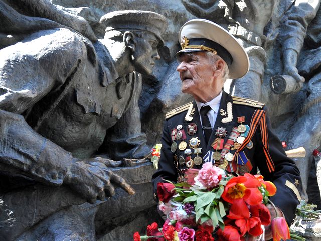 Victory Day Veteran from WWII in Kiev Ukraine - Veteran from the World War II commemorates anniversary of Victory Day on May 9  at a memorial park in Kiev, Ukraine, at the monument of the Unknown Soldier, in honour of those who sacrificed their lives for the defeat of fascism and the triumph over Nazi Germany during WWII (1941-1945). - , victory, victories, day, days, veteran, veterans, WWII, Kiev, Ukraine, holidays, holiday, places, place, travel, travels, tour, tours, World, War, wars, anniversary, anniversaries, May, memorial, park, parks, monument, monuments, unknown, soldier, soldiers, honour, lives, life, defeat, defeats, fascism, triumph, triumphs, Nazi, Germany, WWII, 1941, 1945 - Veteran from the World War II commemorates anniversary of Victory Day on May 9  at a memorial park in Kiev, Ukraine, at the monument of the Unknown Soldier, in honour of those who sacrificed their lives for the defeat of fascism and the triumph over Nazi Germany during WWII (1941-1945). Lösen Sie kostenlose Victory Day Veteran from WWII in Kiev Ukraine Online Puzzle Spiele oder senden Sie Victory Day Veteran from WWII in Kiev Ukraine Puzzle Spiel Gruß ecards  from puzzles-games.eu.. Victory Day Veteran from WWII in Kiev Ukraine puzzle, Rätsel, puzzles, Puzzle Spiele, puzzles-games.eu, puzzle games, Online Puzzle Spiele, kostenlose Puzzle Spiele, kostenlose Online Puzzle Spiele, Victory Day Veteran from WWII in Kiev Ukraine kostenlose Puzzle Spiel, Victory Day Veteran from WWII in Kiev Ukraine Online Puzzle Spiel, jigsaw puzzles, Victory Day Veteran from WWII in Kiev Ukraine jigsaw puzzle, jigsaw puzzle games, jigsaw puzzles games, Victory Day Veteran from WWII in Kiev Ukraine Puzzle Spiel ecard, Puzzles Spiele ecards, Victory Day Veteran from WWII in Kiev Ukraine Puzzle Spiel Gruß ecards
